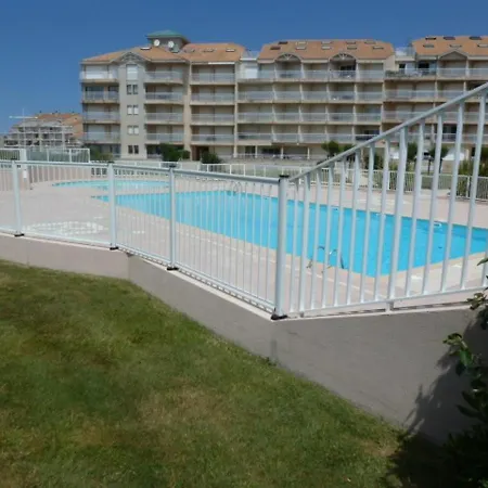 Apartment Avec Piscine, Parking Et Balcon Aux Sables-d'olonne - Fr-1-197-380